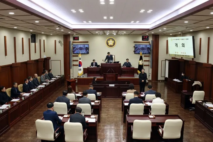 20일 제290회 제2차 정례회를 폐회하고 총 93일간의 2024년도 의사일정을 마무리한 광명시의회(의장 이지석). 광명시의회 제공