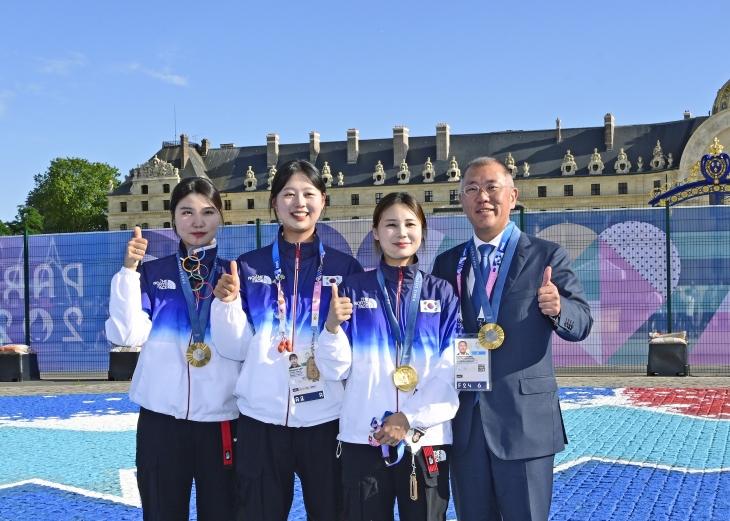 정의선(오른쪽) 현대자동차그룹 회장이 2024 파리올림픽 양궁 여자 단체전에서 금메달을 따낸 대표팀 선수들 함께  기념 촬영을 하고 있다. 현대차그룹 제공