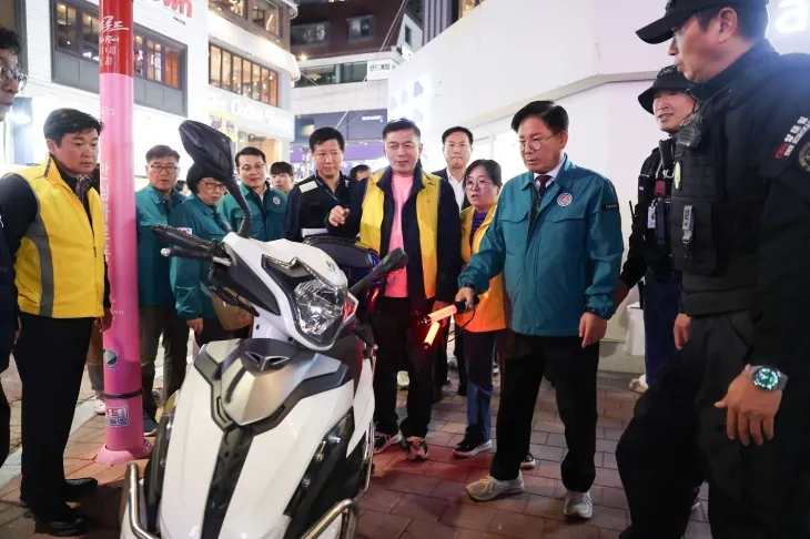 박강수(오른쪽 세번째) 서울 마포구청장이 레드로드에 통행을 방해하고 있는 오토바이를 살펴보고 있다. 마포구 제공