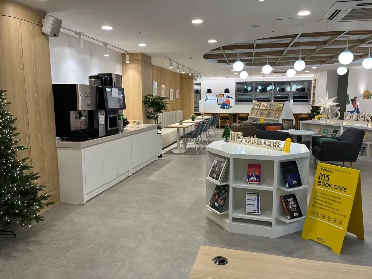 북카페 스타일로 변신한 서울 양천구 목3동 도서관의 모습. 양천구 제공