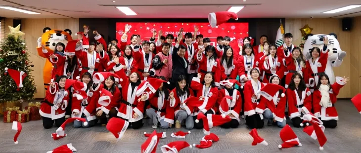 서강석 서울 송파구청장과 ‘잠실산타 이즈 커밍’ 참가자들이 함께 기념사진을 찍고 있다. 송파구 제공