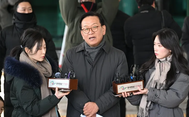 ‘12·3 비상계엄 사태’로 수사와 탄핵심판을 받게 된 윤석열 대통령의 변호인단 구성에 참여한 석동현 변호사가 19일 오후 서울 서초구 서울고검 앞에서 입장을 밝히고 있다. 도준석 전문기자