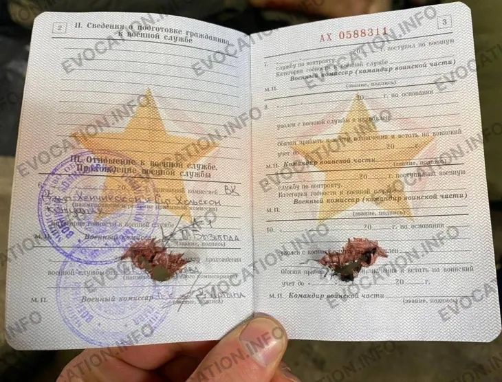 20일(현지시간) 우크라이나 단체 ‘이보케이션 인포’는 러시아가 북한 군인들에게 가짜 정보가 담긴 위조 신분증을 발급했다며 관련 사진 6장을 공개했다. 최근 라시아 쿠르스크에서 전사한 북한군 소지품에서 나온 위조 신분증 첫 장에는 리대혁이라는 한글 서명이 쓰여 있었다. 2024.12.20 텔레그램