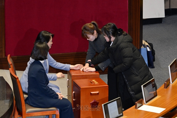 7일 국회에서 열린 윤석열 대통령의 탄핵소추안 표결에 참여한 김예지 국민의힘 의원이 투표를 마친 뒤 투표함에 투표지를 넣고 있다. 2024.12.7 홍윤기 기자