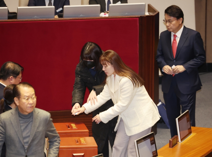 국민의힘 김예지 의원이 14일 국회 본회의장에서 윤석열 대통령 탄핵소추안 투표를 하고 있다. 2024.12.14 연합뉴스