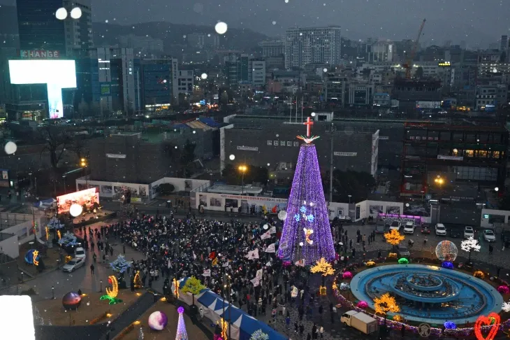 국회 탄핵소추안 가결 후 첫 주말인 21일 광주 동구 5·18민주광장에서 참가자들이 윤석열 대통령의 조속한 파면을 촉구하는 시위를 하고 있다. 2024.12.21 뉴스1