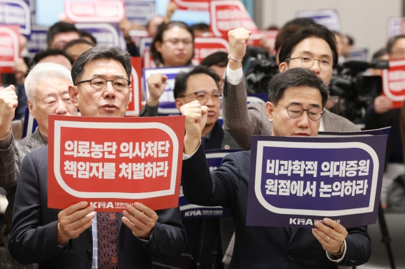 탄핵 정국 속 의사대표들 첫 집결…“의료개혁 원점으로”