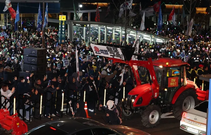 28시간 만에 남태령 넘은 트랙터 시위대… 시민 환호 받으며 대통령 관저로 행진