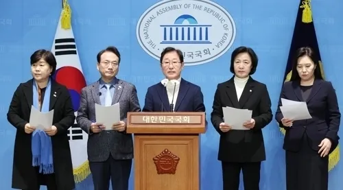 더불어민주당 의원들이 22일 오후 국회 소통관에서 내란 특검법 공포를 촉구하는 기자회견을 하고 있다.  연합뉴스