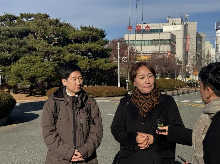 강혜경씨가 23일 창원지검에 출석하기 전 취재진과 만나 이야기하고 있다. 2024.12.23. 이창언 기자