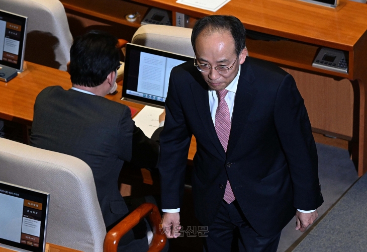 국민의힘 추경호 전 원내대표가 지난 14일 서울 여의도 국회 본회의에 참석해 윤석열 대통령에 대한 탄핵소추안 표결을 마친 후 이동하고 있다. 2024.12.14 오장환 기자