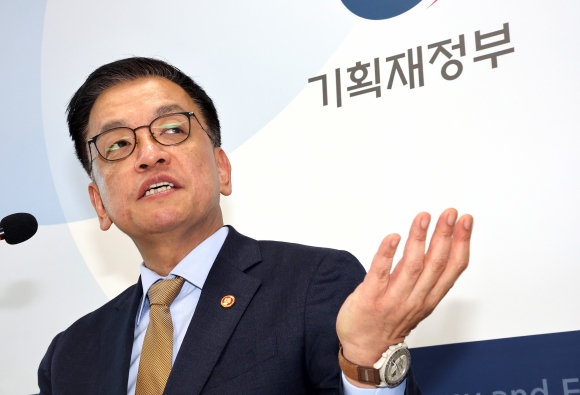 최상목 “환율 고공비행 원인, 계엄 사태·강달러 반반”