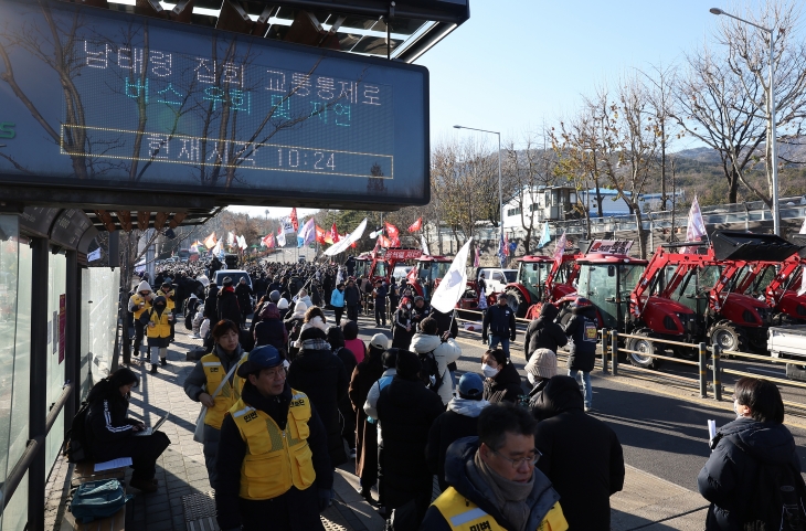 전국농민회총연맹 전봉준 투쟁단이 윤석열 대통령 구속 등을 촉구하며 트랙터 상경 시위에 나섰다가 서울 서초구 남태령에서 20시간 이상 대치를 이어간 22일 서울 서초구 남태령 인근 버스 정류장 안내판에 버스 우회 안내가 나오고 있다. 2024.12.22 연합뉴스