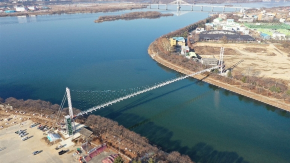 더 재밌어지는 ‘춘천 의암호’…248m 출렁다리 개통