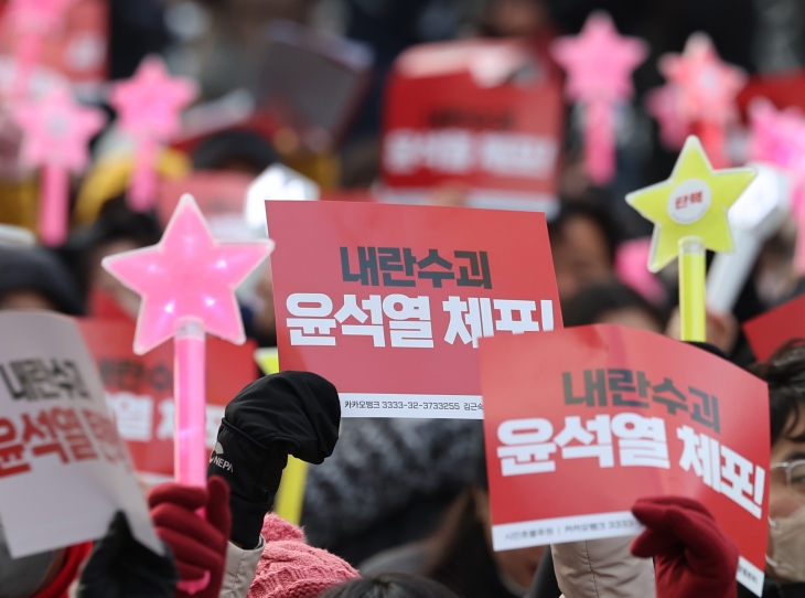 울산시 남구 롯데백화점 앞 광장에서 시민들이 손팻말과 응원봉을 흔들며 윤석열 대통령에 대한 즉각 체포와 파면을 촉구하고 있다. 2024.12.21 연합뉴스