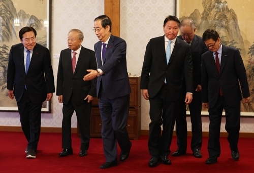 한덕수 대통령 권한대행 국무총리와 경제단체 대표들이 23일 국무총리 서울공관에서 오찬장으로 이동하고 있다. 왼쪽부터 김기문 중소기업중앙회 회장, 손경식 한국경영자총협회 회장, 한 대통령 권한대행, 최태원 대한상공회의소 회장,  류진 한국경제인협회 회장, 윤진식 한국무역협회 회장. 연합뉴스