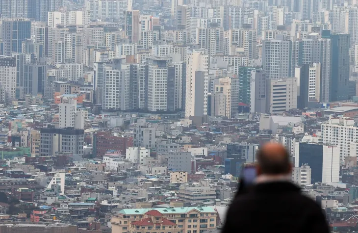 지난 17일 서울 시내 빌라 밀집 지역과 아파트 단지의 모습.  연합뉴스