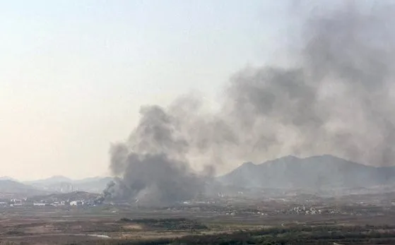 13일 오후 경기도 파주시 도라전망대에서 바라본 서부전선 비무장지대(DMZ) 개성공단 인근에서 검은 연기가 피어 오르고 있다. 2024.4.13. 연합뉴스