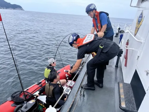 해양경찰이 낚시객을 상대로 음주측정을 하고 있다. 해양경찰청 제공