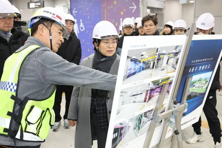 김미경(왼쪽 두 번째) 서울 은평구청장이 지난 23일 수도권 광역급행철도(GTX)-A 노선에 포함된 연신내역을 찾아 준비 상황을 점검하고 있다. 은평구 제공 김미경(왼쪽 두 번째) 서울 은평구청장이 지난 23일 수도권 광역급행철도(GTX)-A 노선에 포함된 연신내역을 찾아 준비 상황을 점검하고 있다. 은평구 제공