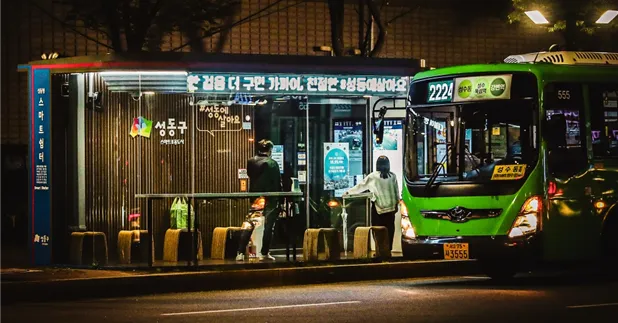 야간에 주민들이 ‘성동형 스마트쉼터’를 이용하고 있는 모습 성동구 제공