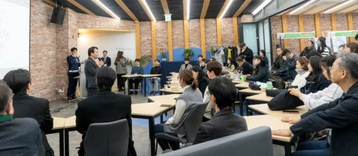 서울 서대문구가 고용노동부 주관 ‘청년 도전 지원 사업’ 평가에서 최우수로 선정됐다. 사진은 지난해 12월 이성헌 서대문구청장이 청년 벤처기업인들과 소통하는 모습. 서대문구 제공