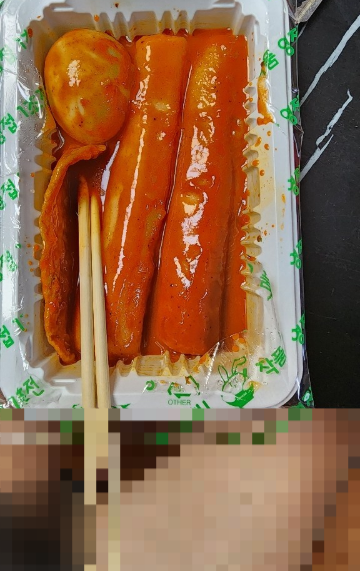 떡볶이 아래 남성 중요부위 사진이… “보복 두려워” 신고도 못한 가게 사장