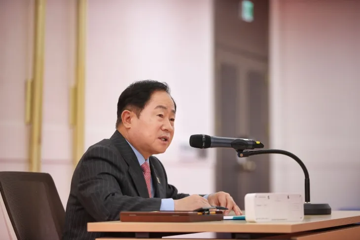 주광덕 시장이  24일 1161억원 규모의 민생 안정·지역경제 활성화 대책을 설명하고 있다.