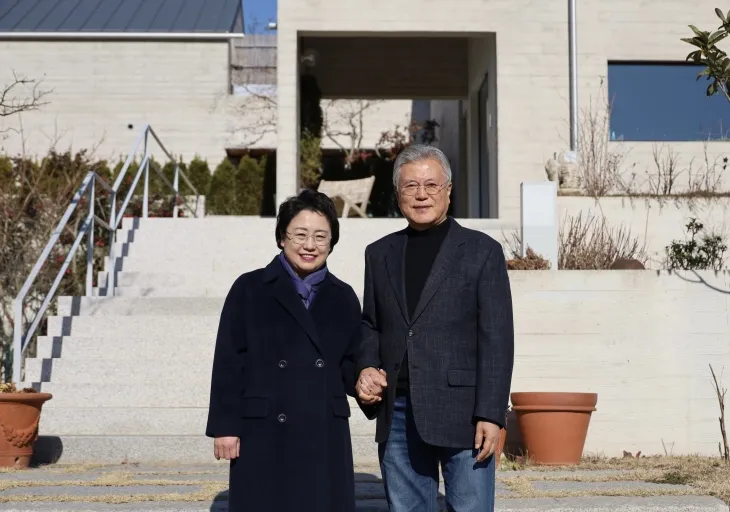 김선민 조국혁신당 대표 권한대행(왼쪽)이 24일 경남 양산 평산마을을 찾아 문재인 전 대통령을 예방해 기념 촬영을 하고 있다. 2024.12.24 조국혁신당 제공