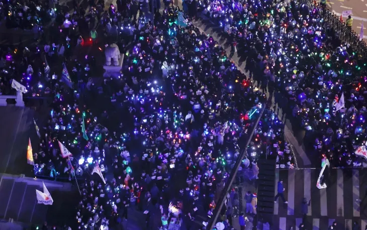 대통령 퇴진 촉구하며 거리로 나온 시민들