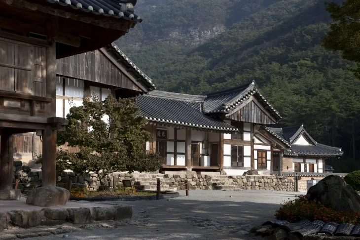 부안 내소사의 설선당. 대웅전 옆 사찰 건물로 지형 흐름에 맞춰 대화하듯 끊김 없이 만들어졌다.  박영채 제공