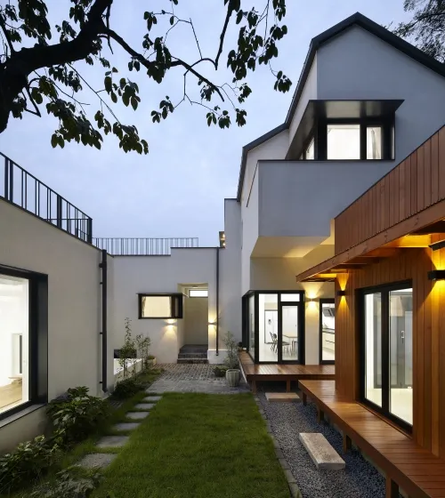 ‘프라즈나의 집’도 한 공간끼리 이어지도록 했다. 높낮이가 다른 두 채의 건물이 안방에서 연결된 브리지로 별채의 옥상으로 올라갔다가 다시 마당으로 내려가며 내외부가 이어지는 구조다.  김용관 제공