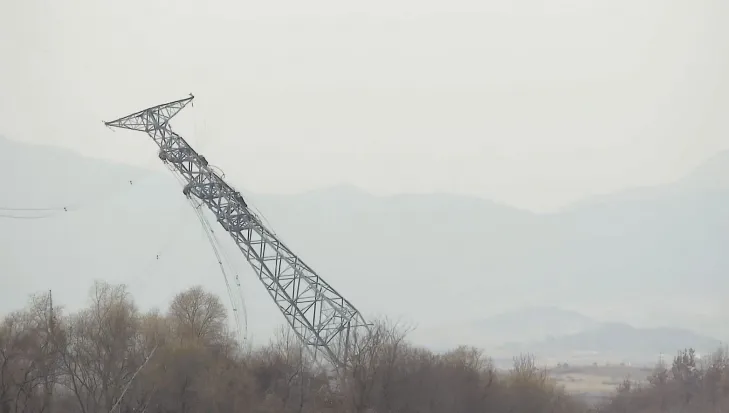 사진은 통일부가 3일 언론에 공개한 지난달 30일 우리군이 촬영한 영상 속 철거되는 송전탑. 2024.12.3 통일부 제공