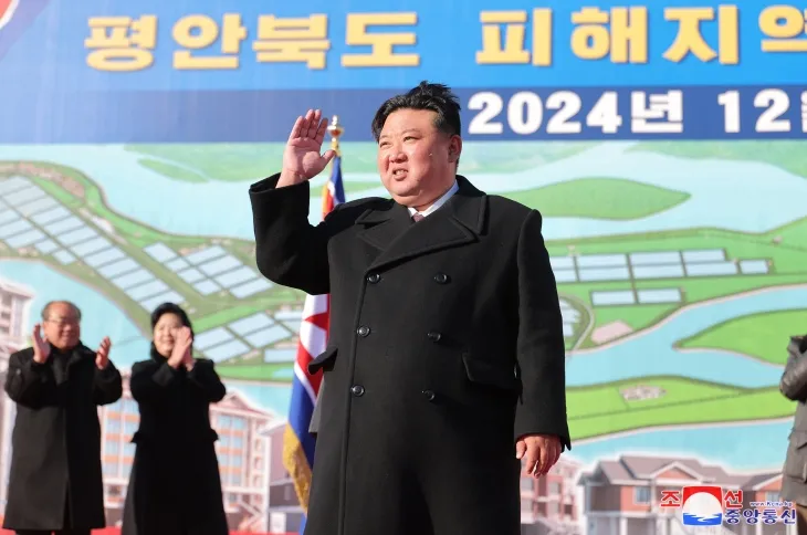 김정은 북한 국무위원장이 참석한 가운데 평안북도 수해지역에서 살림집 준공식이  21일 진행됐다고 조선중앙통신이 22일 보도했다. 2024.12.22 평양 조선중앙통신 연합뉴스