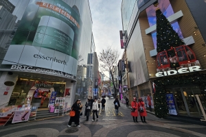 방문객 뚝, 상가는 텅텅… ‘퍼펙트 스톰’ 공포가 휩쓴 성탄 특수