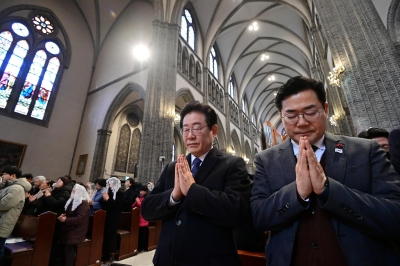 이재명 “내란 어둠 몰아내는 국민… 예수께서 함께하길”