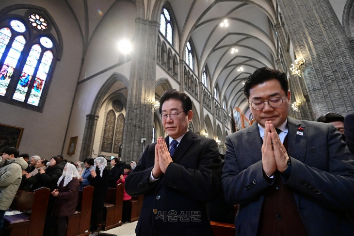 이재명 “내란 어둠 몰아내는 국민… 예수께서 함께하길”