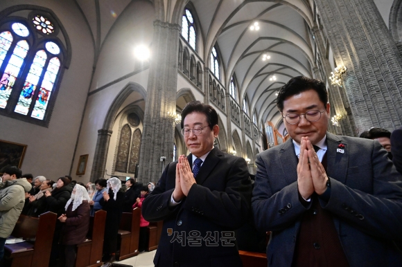 이재명 “내란 어둠 몰아내는 국민… 예수께서 함께하길”