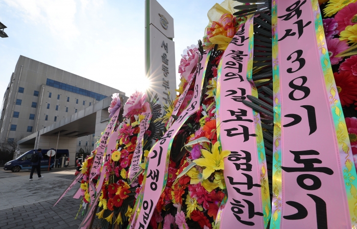 25일 오후 서울 송파구 서울동부구치소 인도에  ‘12·3 비상계엄’을 주도한 혐의로 구속 수감된 김용현 전 국방부 장관을 응원하는 화환이 줄지어 세워져 있다. 2024.12.25 뉴스1