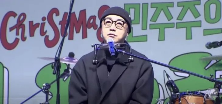 성탄절 전야인 24일 오후 윤석열즉각퇴진·사회대개혁 비상행동의 주최로 서울지하철 3호선 경복궁역 4번 출구 인근에서 열린 ‘메리퇴진 크리스마스 콘서트’에서 싱어송라이터 하림이 노래하고 있다. 2024.12.24 뉴스1