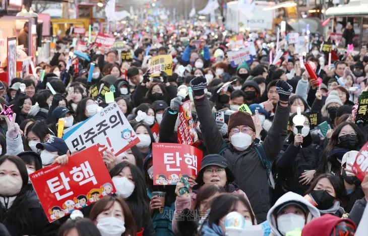 윤석열 대통령 탄핵 소추안 재표결이 가결된 14일 국회에서 시민들이 환호를 하고 있다. 2024.12.14 홍윤기 기자