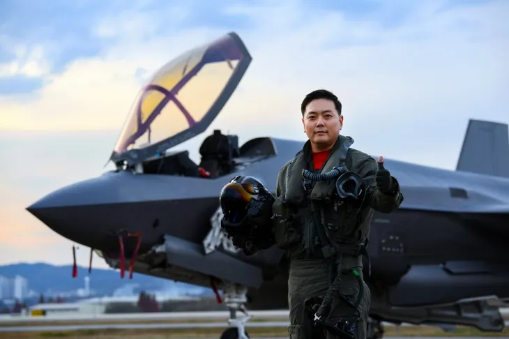 F-35A 사상 최초의 ‘탑건’에 선정된 정시형 소령이 비행기 앞에 엄지 손가락을 들어 보이고 있다. 공군 제공