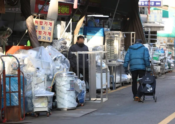 한국경영자총협회가 26일 발표한 ‘최근 폐업사업자 특징과 시사점’ 보고서에 따르면 지난해 폐업 사업자 수는 98만 6000명으로, 통계 집계가 시작된 2006년 이후 가장 많았던 것으로 나타났다. 사진은 이날 오후 서울 중구 황학동 주방거리 모습.  연합뉴스