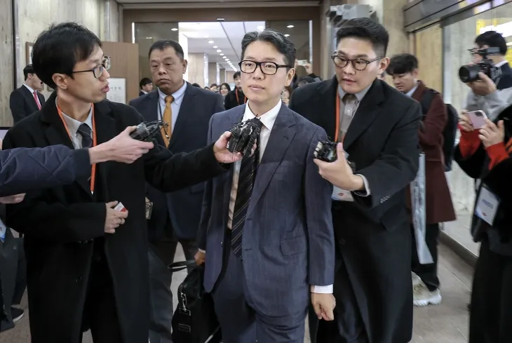 임종훈(가운데) 한미사이언스 대표이사가 지난달 서울 송파구 교통회관에서 열린 한미사이언스 임시 주주총회에 참석하고 있다. 뉴시스