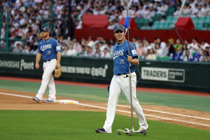 삼성 라이온즈 원태인이 7월 6일 인천 SSG랜더스필드에서 열린 2024 KBO 올스타전에서 ‘푸른 피’를 수혈하며 등장하고 있다. 삼성 라이온즈 제공