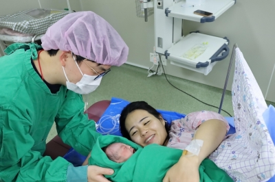 ‘성탄 전야 축복’ 딸 분만 주치의 나서 손녀 받은 베테랑 의사