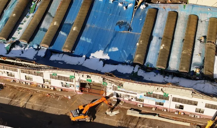 폭설 피해 안양농수산물도매시장 지붕 철거 폭설 피해 안양농수산물도매시장 지붕 철거