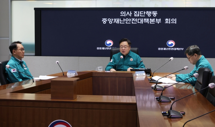 조규홍 보건복지부 장관이 27일 서울 종로구 정부서울청사 상황실에서 열린 의사 집단행동 중앙재난안전대책본부 회의에서 발언하고 있다. 연합뉴스