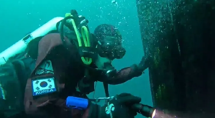금성호가 침몰한 해역에서 민간구인업체 심해잠수사들이 수중수색하는 모습. 제주지방해양경찰청 제공
