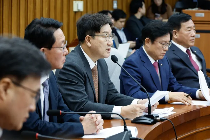 권성동 국민의힘 당대표 권한대행 겸 원내대표가 27일 오전 서울 여의도 국회에서 열린 원내대책회의에 참석해 모두 발언하고 있다. 2024.12.27/뉴스1